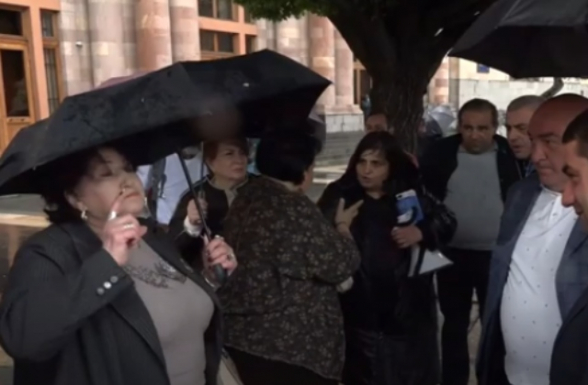 Փաշինյանը հպարտություն չունի, ամաչում ենք, որ թույլ ենք տվել էս ձևի կառավարիչ ունենալ․ տնտեսվարող (տեսանյութ)